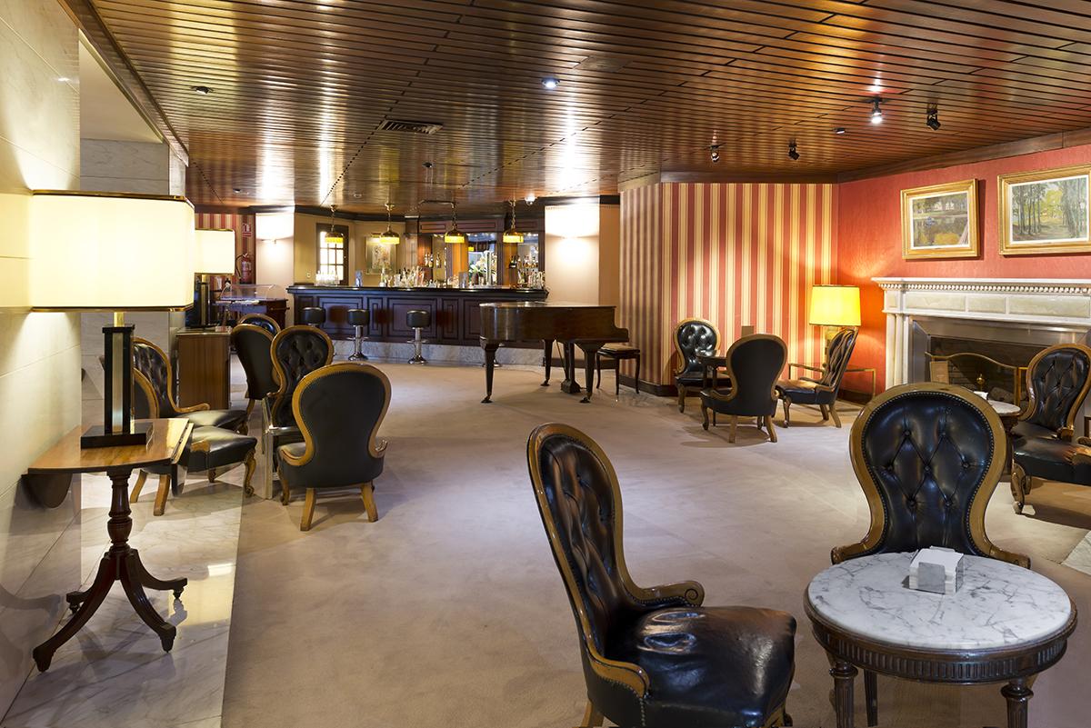 Hotel Miguel Angel Madrid Eksteriør billede The lounge at the airport