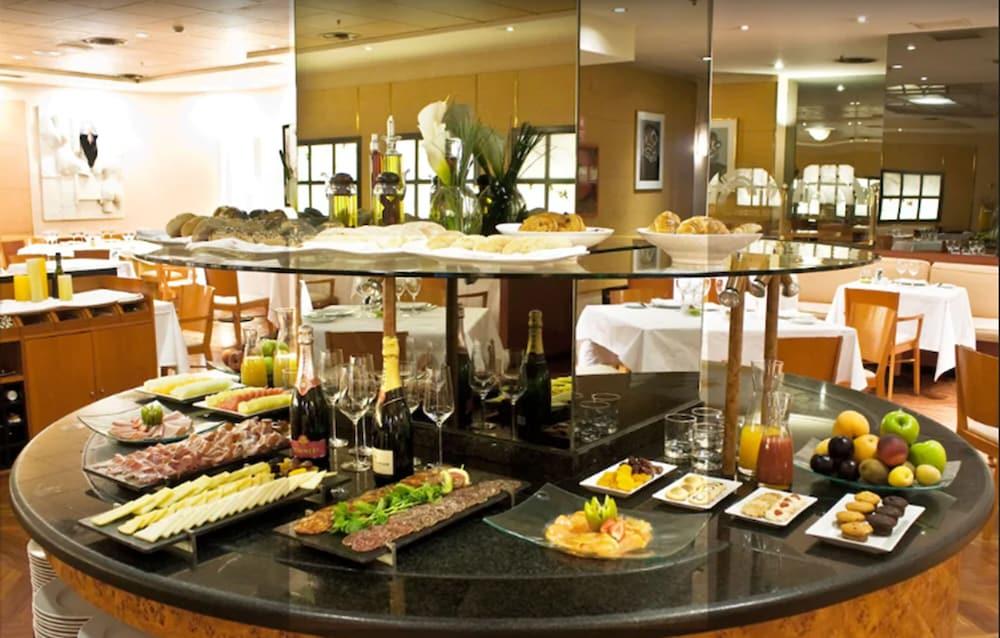 Hotel Miguel Angel Madrid Eksteriør billede A buffet at a hotel