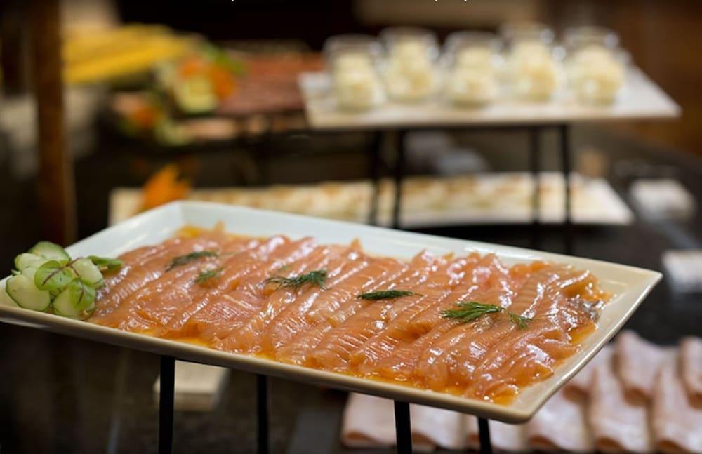 Hotel Miguel Angel Madrid Eksteriør billede Salmon sashimi