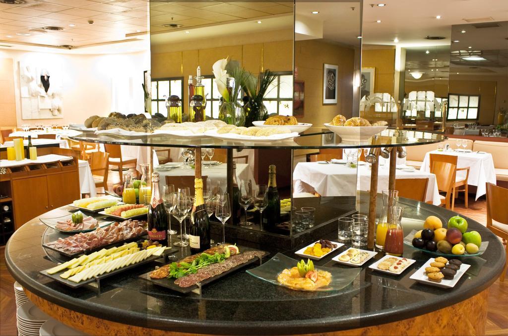 Hotel Miguel Angel Madrid Eksteriør billede A buffet at a hotel