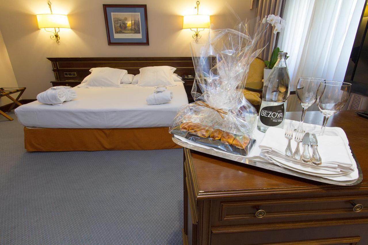 Hotel Miguel Angel Madrid Eksteriør billede A room at the hotel