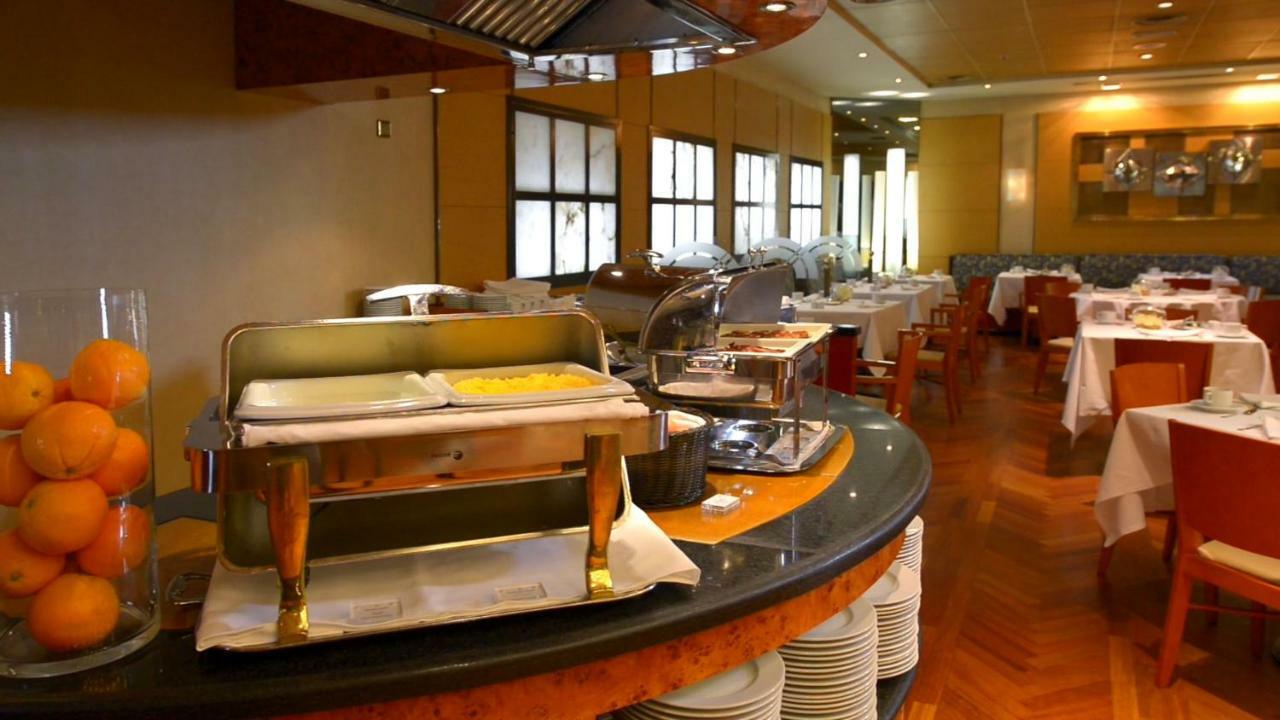 Hotel Miguel Angel Madrid Eksteriør billede A buffet at a restaurant