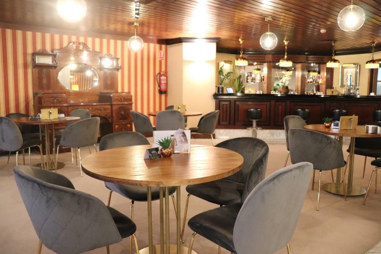 Hotel Miguel Angel Madrid Eksteriør billede The lounge at the airport