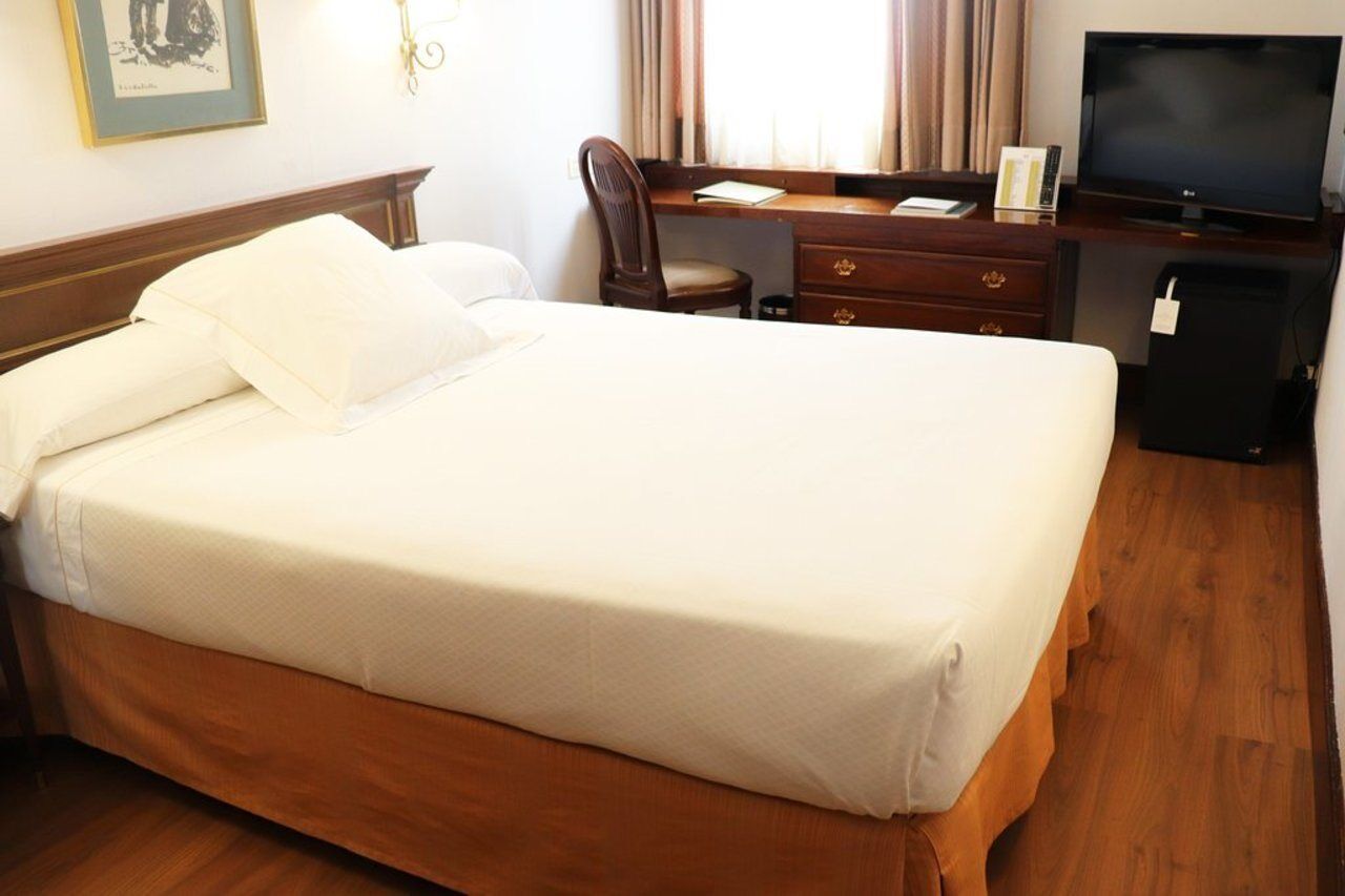Hotel Miguel Angel Madrid Eksteriør billede A hotel room