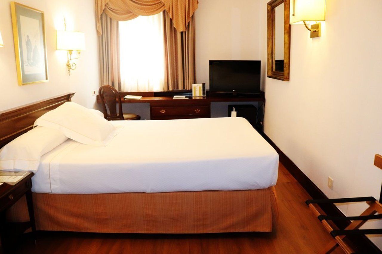 Hotel Miguel Angel Madrid Eksteriør billede A room at the hotel